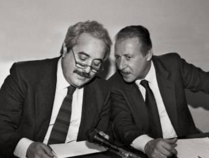 Giovanni Falcone (esquerda) escuta o também magistrado Paolo Borsellino.