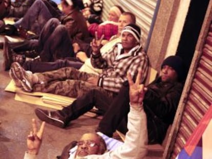 Así durmieron anoche los refugiados cubanos que han acampado frente a Exteriores.
