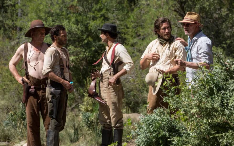 Desde la izquierda, John C. Reilly, Joaquin Phoenix, Riz Ahmed y Jake Gyllenhaal, junto a Jacques Audiard en el rodaje en España de 'Los hermanos Sisters'.