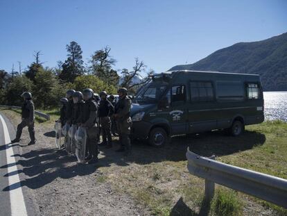 Fuerzas federales montan guardia en la zona donde el s&aacute;bado muri&oacute; el mapuche Rafael Nahuel, en Villa Mascardi.