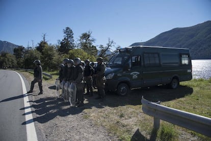 Fuerzas federales montan guardia en la zona donde el s&aacute;bado muri&oacute; el mapuche Rafael Nahuel, en Villa Mascardi.