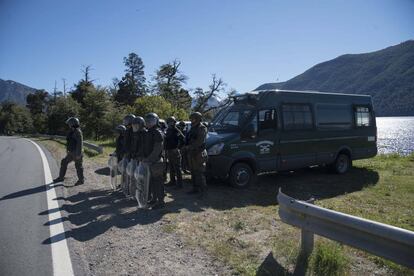 Fuerzas federales montan guardia en la zona donde el sábado murió el mapuche Rafael Nahuel, en Villa Mascardi.