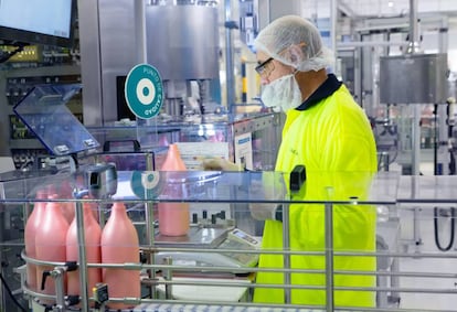 Un empleado de la factoría de L'Oréal en Burgos, controla la producción.