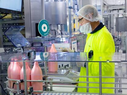 Un empleado de la factoría de L'Oréal en Burgos, controla la producción.