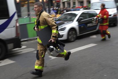 Un bombero se aproxima a la zona de la explosión de gas. La detonación de produjo en momentos en que varios "chalecos amarillos" comenzaban a congregarse frente al ministerio de Finanzas, en el este de París, para una nueva jornada de protestas de este colectivo antigubernamental.