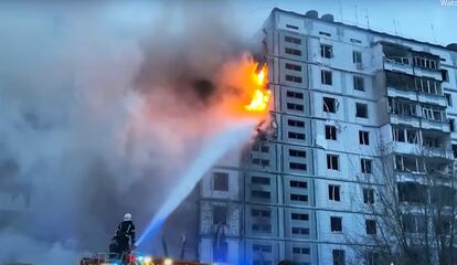 Vista del edificio afectado por los bombardeos rusos en Uman, a 200 km al sur de Kiev, este viernes. 

