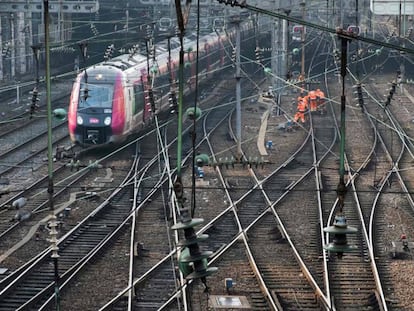 Trabajos de mantenimiento en las v&iacute;as cerca de la Gare de l&#039;Est de Par&iacute;s, el 21 de febrero