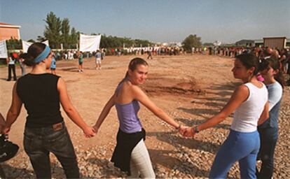 Jóvenes de Orriols, ayer durante la cadena humana con la que rodearon el terreno previsto para el instituto.