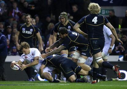 Billy Twelvetrees de Inglaterra anota un tanto.