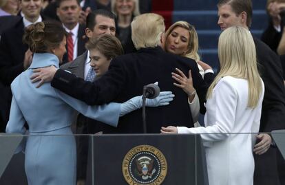 O presidente Donald Trump abraça a esposa Melania e os filhos durante a posse.