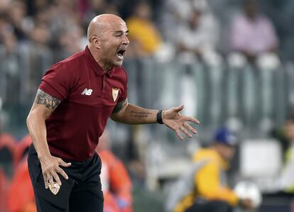 El entrenador del Sevilla Jorge Sampaoli da instrucciones a los jugadores.