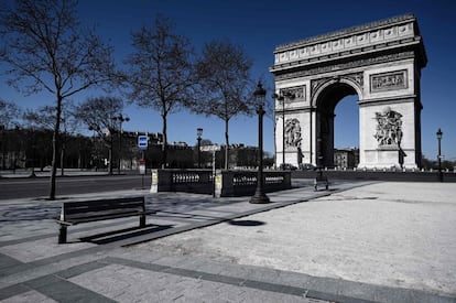 El Arco del Triunfo de París, en una imagen inédita, sin peatones ni tráfico, el 23 de marzo.