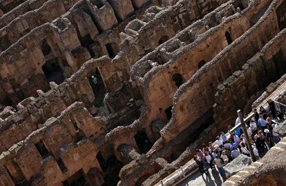 Un grupo de turistas visita el Coliseo de Roma (Italia).