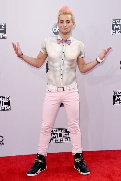 Frankie Grande, hermano de Ariana Grande, con camisa pintada sobre el torso.