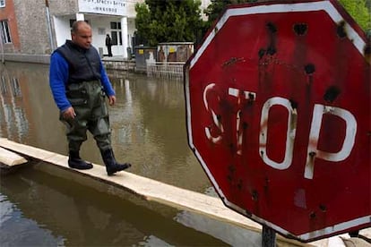 En Serbia, los servicios de emergencia y voluntarios trabajan en la colocación de barreras de contención a lo largo del Danubio, cuyas aguas parecen comenzar a bajar. Mientras, el río Tisa, que fluye desde la vecina Hungría en el norte, ha comenzado a crecer. En la imagen, un hombre camina sobre tablas para cruzar una calle inundada de Nikopol (Bulgaria).