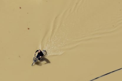 Un hombre en bicicleta en una carretera inundada en la ciudad de Joso, al noreste de Tokio. Dos días de lluvias torrenciales han causado inundaciones y deslizamientos de tierra en gran parte de Japón esta semana.