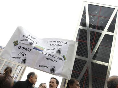 Trabajadores de Bankia, en una concentraci&oacute;n ante la sede de la entidad en Puerta Europa en Madrid.