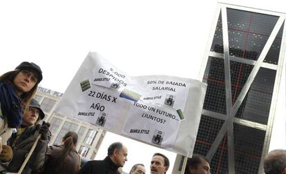 Trabajadores de Bankia, en una concentración ante la sede de la entidad en Puerta Europa en Madrid.