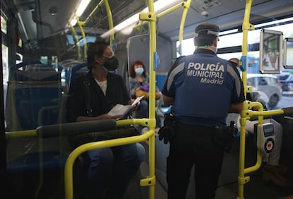 Un agente de la Policía Municipal de Madrid realiza un control de movilidad este lunes.