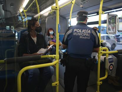 Un agente de la Policía Municipal de Madrid realiza un control de movilidad este lunes.