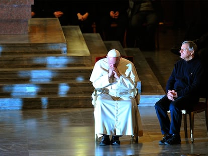 El papa Francisco y el padre Luigi Ciotti, de la asociación católica Libera, en la iglesia de San Gregorio de Roma, en un encuentro con familiares de víctimas de la mafia en 2019.