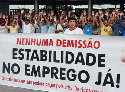 Trabajadores de General Motors en Brasil protestan por varios despidos ayer en São Jose do Campos, en el Estado de São Paulo.