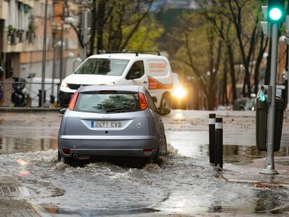 Un coche circula por una balsa de agua en la avenida de la Ciudad de Barcelona, el miércoles 14 de diciembre.