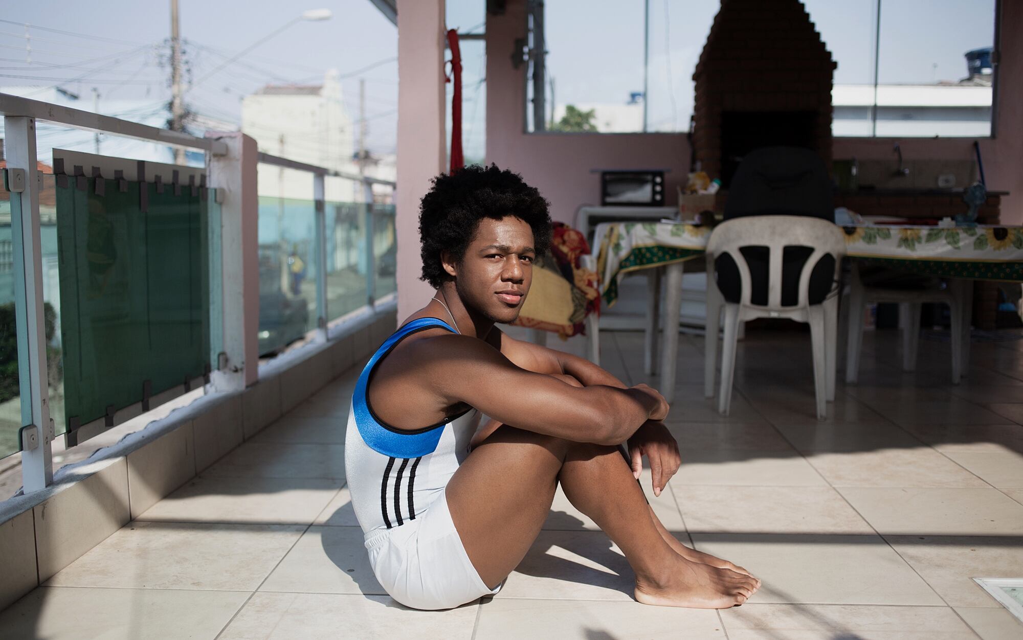 Sin club, Angelo está entrenando en la terraza de su casa.