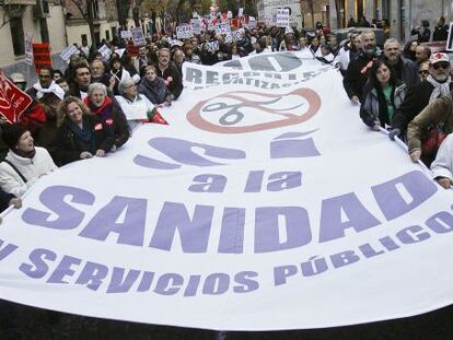 Protesta de trabajadores y pacientes contra los recortes del sistema sanitario en Madrid en 2012. 