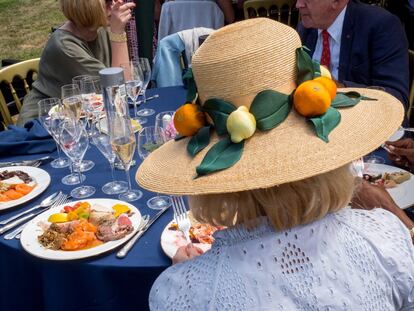 Brindis con champán en las carreras de Ascot, quizá las más conocidas de Inglaterra, que suelen celebrarse en junio, con asistencia de la reina.