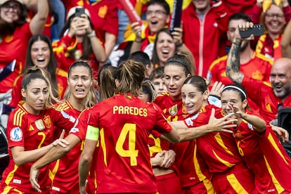 Las jugadoras españolas celebran el primer gol ante Inglaterra este domingo.