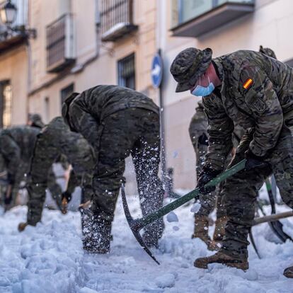 Militar de Emergencias (UME) y la Brigada Paracaidista (BRIPAC) del Ejército de Tierra están desplegados desde esta noche en Toledo para efectuar trabajos de limpieza y conexión de vías y, sobre todo, para garantizar el servicio del AVE Madrid-Toledo y la movilidad en el Casco Histórico.