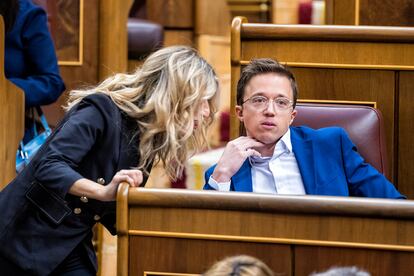 Yolanda Díaz hablaba con Íñigo Errejón en un pleno del Congreso en mayo.