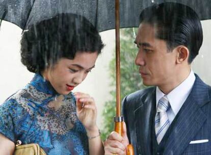 Tang Wei y Tony Leung, en una secuencia de <i>Deseo, peligro</i>.