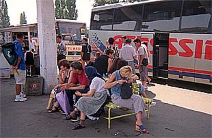 Algunos de los viajeros que van de Bucarest a Madrid, en la estación rumana de Arad, el viernes.