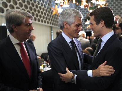 El presidente del Partido Popular, Pablo Casado (a la derecha), saluda a Adolfo Suárez Illana, en presencia del presidente de la Comunidad de Madrid, Ángel Garrido. 