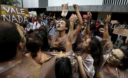 La presidenta Dilma Rousseff ha prometido esfuerzos para recuperar el área afectada, incluido el río Doce, muy dañada por el alud de barro.