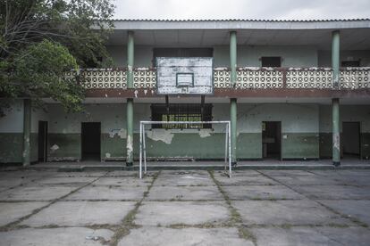 Cancha del colegio en donde estudió Luis Díaz. Desde hace un tiempo, abandonada por el traslado del colegio. Barrancas, 11 de abril de 2022.