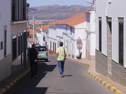 Dos personas caminan por una calle de Puerto Hurraco (Badajoz).