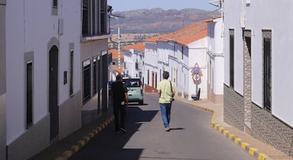 Dos personas caminan por una calle de Puerto Hurraco (Badajoz).