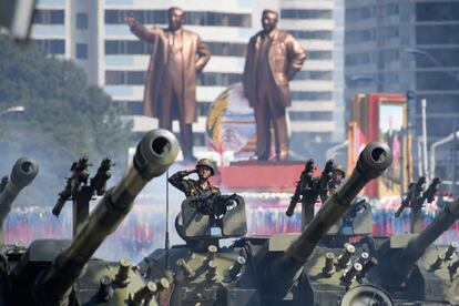 Línea tras línea de soldados a paso de ganso y columnas de tanques han desfilado antes de dejar paso a multitudes jubilosas enarbolando banderas y flores mientras pasaban por delante Kim, sentado con el emisario chino y otros dignatarios extranjeros llegados a Pyongyang.