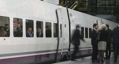 Un tren de l'AVE surt des de l'estació Puerta d'Atocha de Madrid.