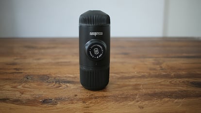 La bebida que elabora la cafetera portátil Wacaco Nanopresso tiene mucho cuerpo.
