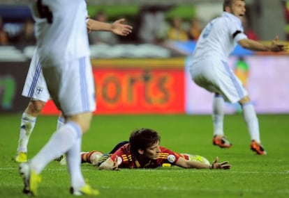 Silva, en el suelo durante el partido contra Finlandia. 