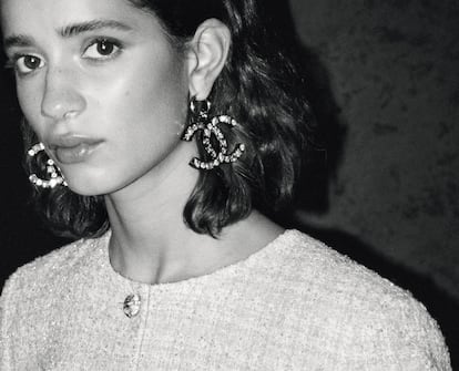 Pendientes y chaqueta de tweed de la colección Crucero 2023-24 de CHANEL.