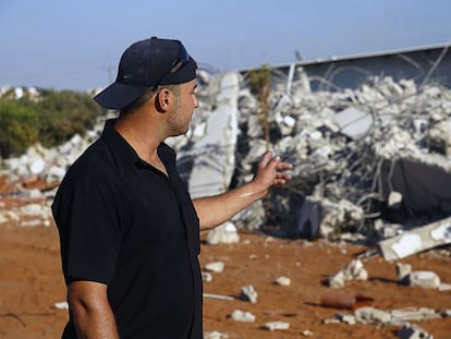 Abdallah Assaf, de 31 a&ntilde;os, ense&ntilde;a los escombros de los que hab&iacute;a sido su casa antes que los bulldozers israel&iacute;s la derribaran.  