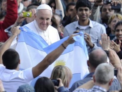 El papa Francisco junto a unos fieles argentinos en El Vaticano.