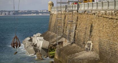 Bloques de hormigón colocados por Costas en la muralla de Cádiz.
