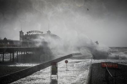 Las olas causadas por la borrasca rompen contra el muelle, en Brighton (Inglaterra).