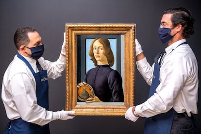 
Un retrato pintado por Sandro Botticelli fue vendido este jueves por 76 millones de euros (92,1 millones de dólares) en una subasta celebrada en la sede neoyorquina de Sotheby’s. La obra estaba valorada en 66 millones de euros.